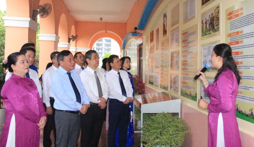 Các đại biểu tham quan tại bảo tàng Hồ Chí Minh.