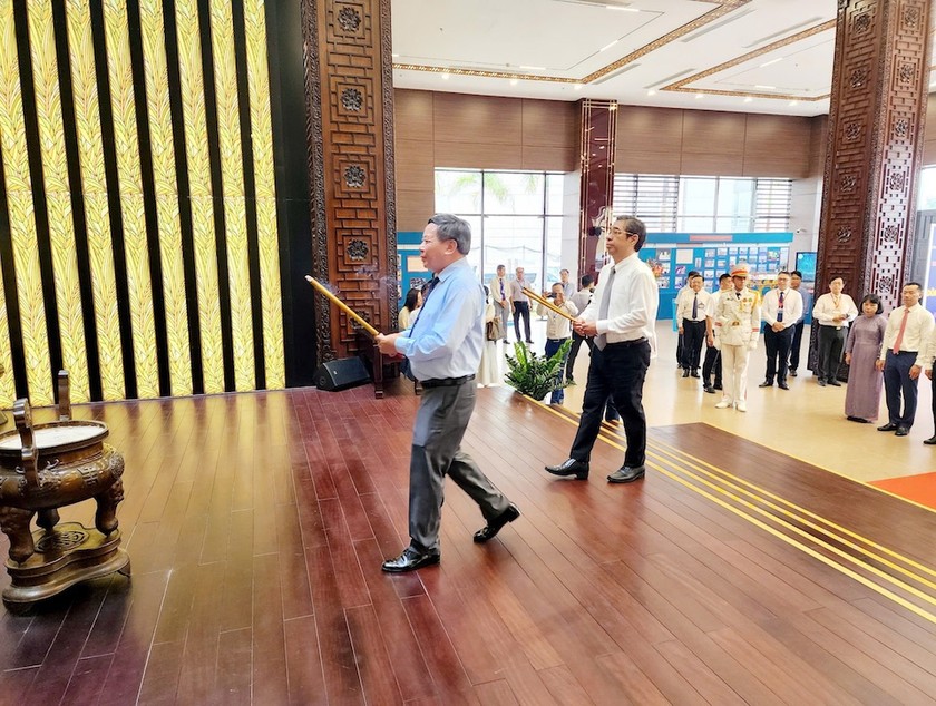 Phó Bí thư Thành ủy Hà Nội Nguyễn Văn Phong và Phó Bí thư Thành ủy TP Hồ Chí Minh Nguyễn Phước Lộc dâng hương tưởng niệm Chủ tịch Tôn Đức Thắng tại Bảo tàng Tôn Đức Thắng.