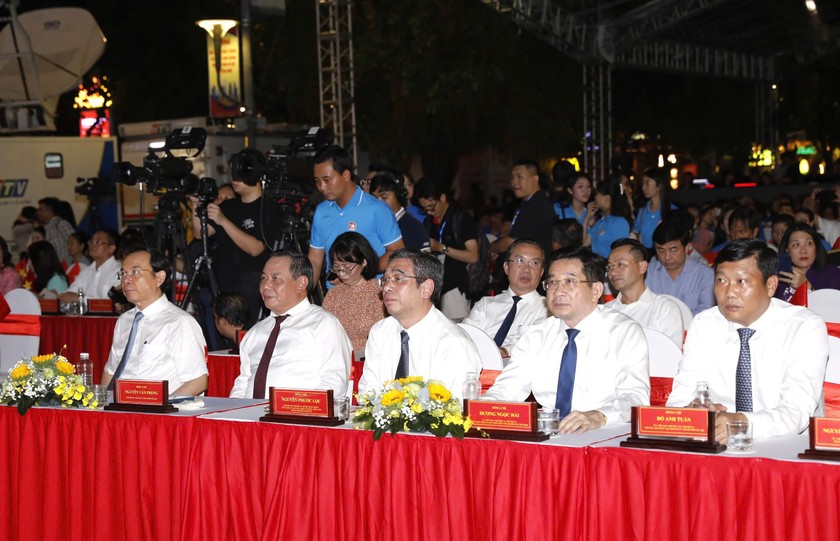 Các đại biểu tại buổi lễ.