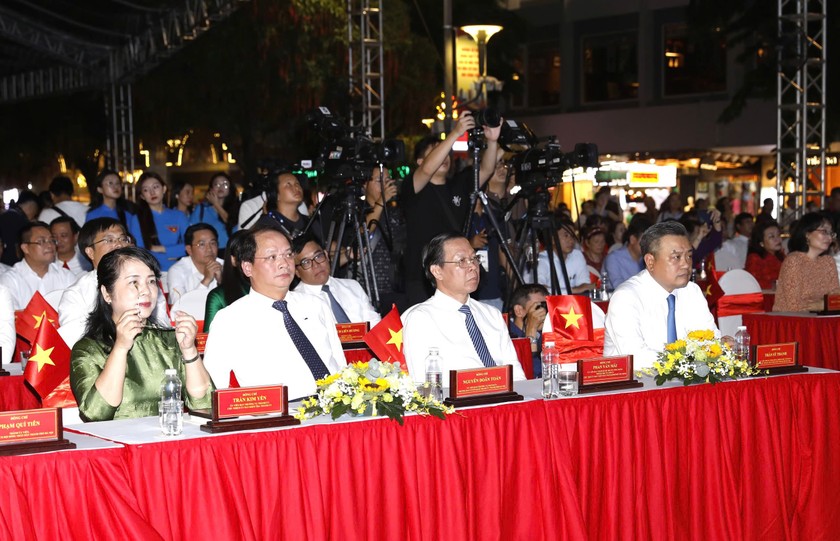 Các đại biểu tại buổi lễ.