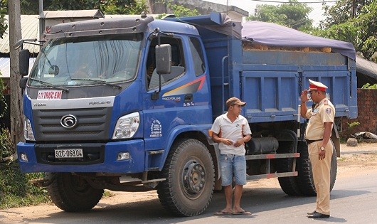 Một xe vi phạm bị CSGT kiểm tra.