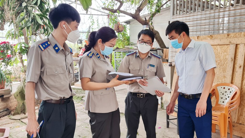 Chấp hành viên trao đổi nghiệp vụ (ảnh minh họa).