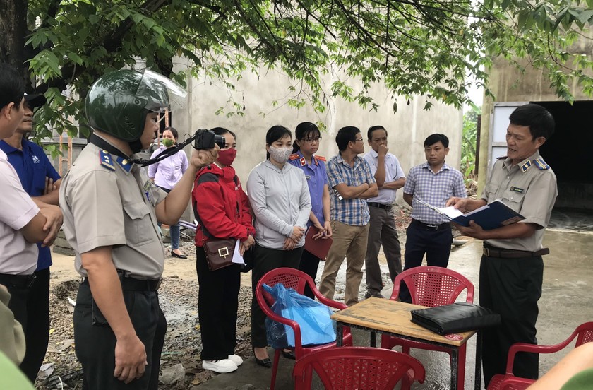 Chấp hành viên Chi cục THADS huyện Duy Xuyên, Quảng Nam phối hợp tổ chức cưỡng chế thi hành án.