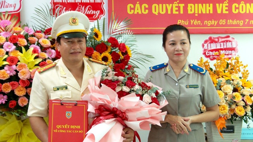 Phó Tổng cục trưởng Tổng cục Thi hành án dân sự Trần Thị Phương Hoa trao Quyết định cho đồng chí Nguyễn Mạnh Hùng.