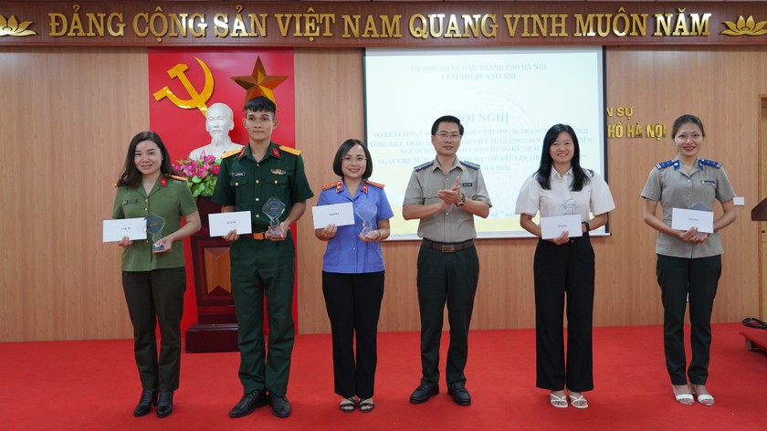 Cục trưởng Cục THADS Hà Nội Phạm Văn Dũng trao giải thưởng cho các tác giả (ảnh: Hồng Loan).