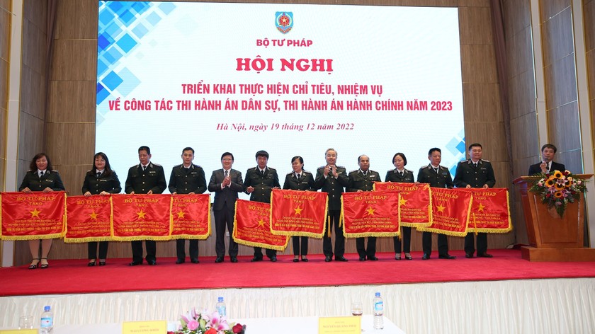 Thứ trưởng Bộ Tư pháp Mai Lương Khôi và Tổng cục trưởng Tổng cục THADS Nguyễn Quang Thái trao Cờ thi đua ngành Tư pháp cho các Chi cục THADS tại Hội nghị triển khai công tác năm 2023.