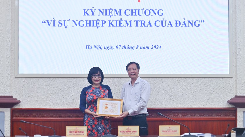 Đồng chí Nguyễn Thành Nam, Ủy viên Ban Thường vụ, Chủ nhiệm Ủy ban Kiểm tra Đảng uỷ Khối các cơ quan Trung ương trao tặng Kỷ niệm chương “Vì sự nghiệp kiểm tra của Đảng” cho đồng chí Đặng Hoàng Oanh, Bí thư Đảng ủy, Thứ trưởng Bộ Tư pháp.