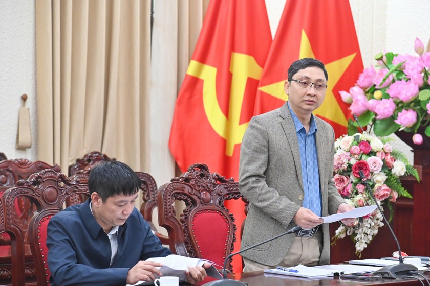 Vụ trưởng Vụ Các vấn đề chung về xây dựng pháp luật Trần Anh Đức báo cáo tại cuộc họp.