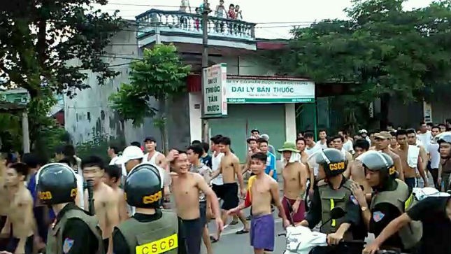 Học viên trại Gia Minh đang “diễu hành” trên đường.