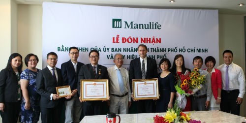 UBND TP. Hồ Chí Minh trao tặng Bằng khen cho Manulife Việt Nam
