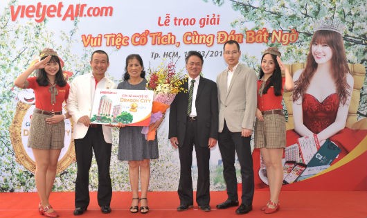 Bay Vietjet, hành khách Nguyễn Thị Vy nhận giải thưởng căn hộ Dragon City 2 tỷ đồng