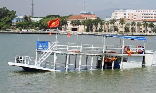 Con tàu du lịch hoán cải từ tàu cá chở khách “chui” gây tai nạn.
