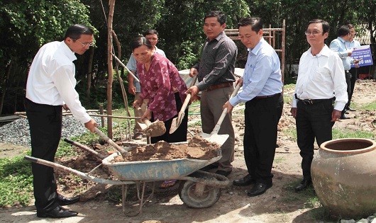 Hình ảnh khởi công xây nhà tình nghĩa cho bà Võ Thị Bèo.