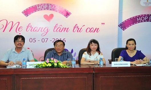 Nhà Thơ Trần Đăng Khoa; Họa sĩ: Sỹ Tiến; Nhà báo: Nguyễn Thị Bích Ngọc; Phó tổng biên tập báo văn nghệ: Thành Đức Trinh Bảo.