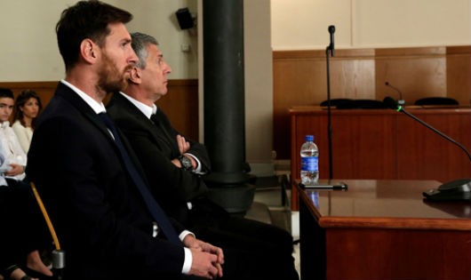 Messi và cha trong phiên điều trần trước tòa.