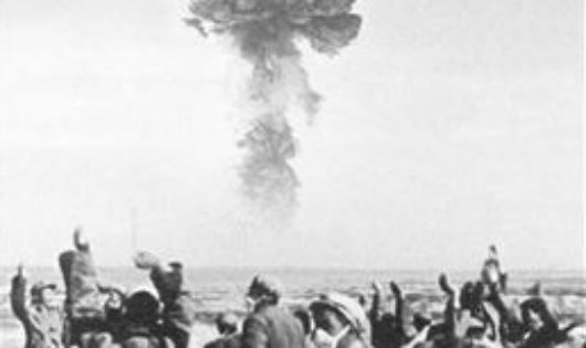  Cảnh những người có mặt gần bãi thử vui mừng khi quả bom nguyên tử đầu tiên thử thành công.