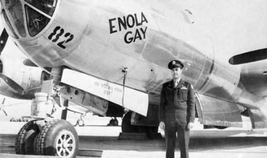 Đại tá Paul Tibbets bên chiếc Enola Gay thực thi việc ném bom nguyên tử xuống Hiroshima 