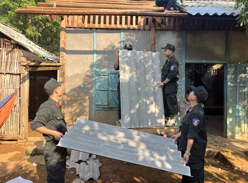 Lực lượng Công an giúp dân sửa chữa nhà ở sau dông lốc tại Lào Cai