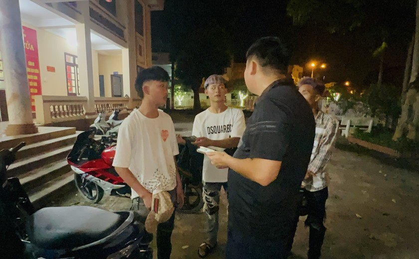 Lào Cai: Cảnh sát hóa trang xử lý nhiều thanh niên vi phạm ATGT