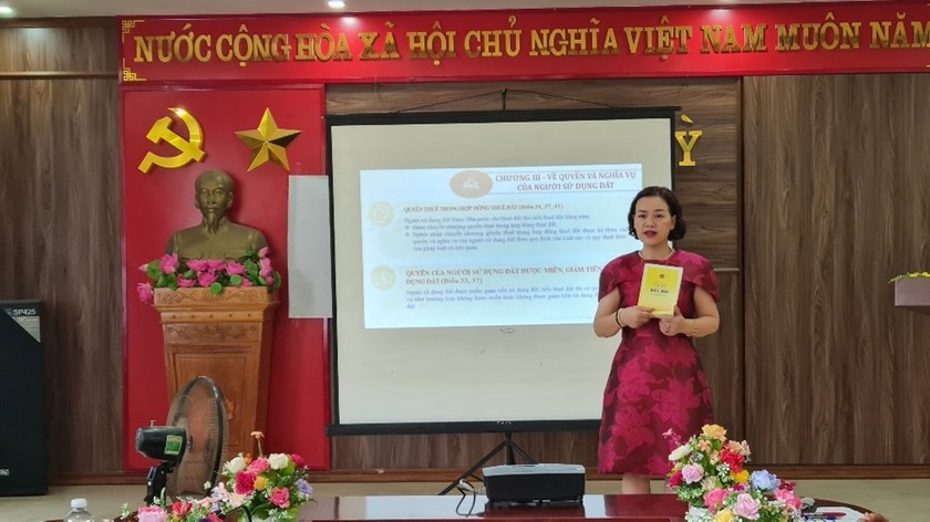 Bà Nguyễn Lê Hằng – Phó trưởng phòng PBGDPL Sở Tư pháp Lào Cai - Báo cáo viên pháp luật cấp tỉnh giới thiệu nội dung tại hội nghị