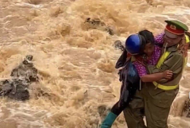 Thượng úy cảnh sát giao thông Hà Giang cứu 2 người giữa dòng nước lũ