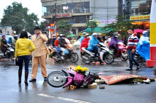 Sang đường, người phụ nữ bị xe buýt tông tử vong