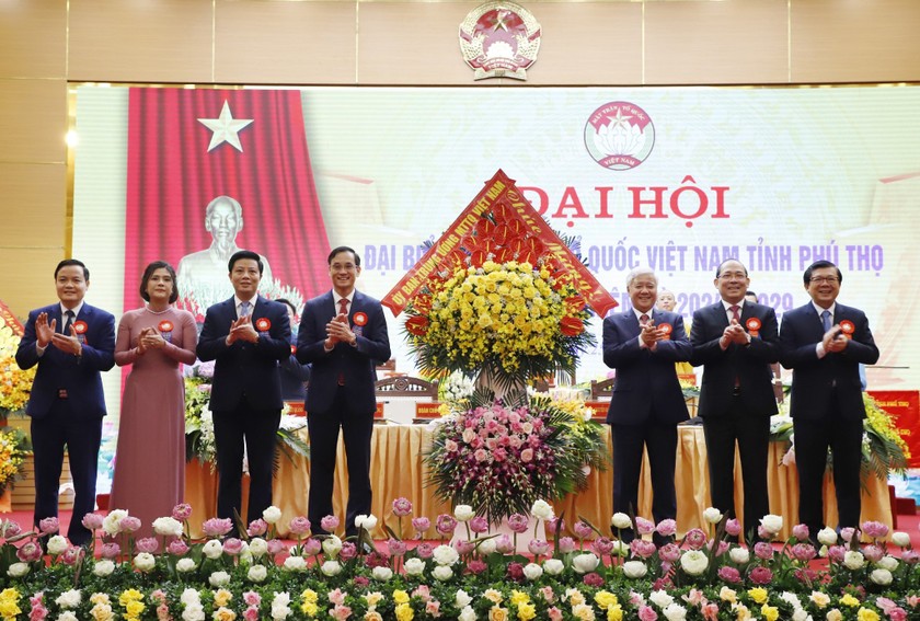 Ủy ban Trung ương Mặt trận Tổ quốc Việt Nam tặng hoa chúc mừng Đại hội. Ảnh: Ngọc Phúc