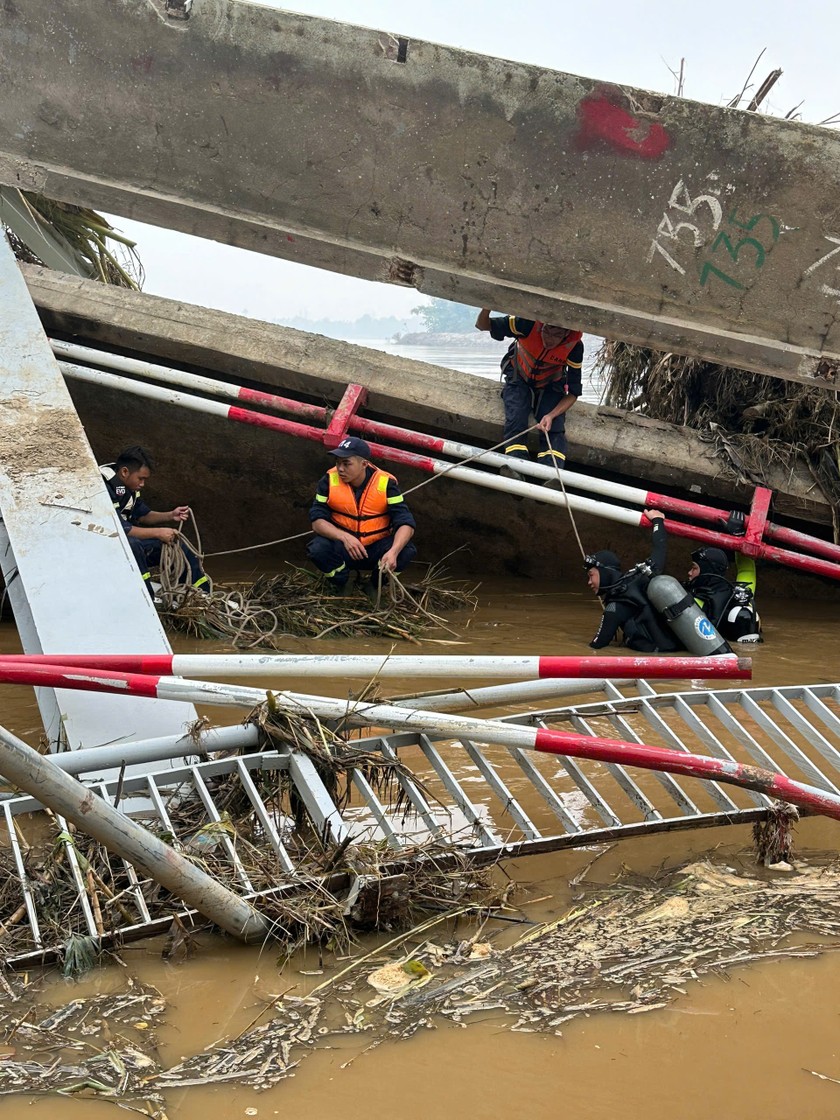 Cảnh sát phòng cháy chữa cháy và cứu nạn cứu hộ, Công an tỉnh Phú Thọ, được trang bị thiết bị lặn chuyên dụng tham gia vào công tác cứu hộ. Ảnh: Ngọc Phúc