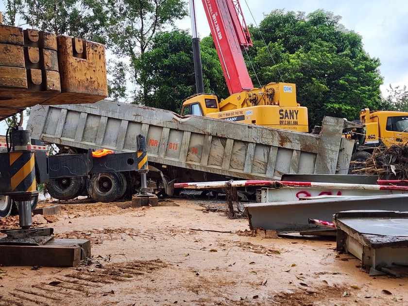 Thùng xe đầu kéo được lực lượng chức năng trục vớt lên khỏi lòng sông Hồng. Ảnh: Ngọc Phúc