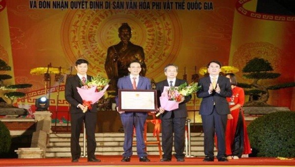Lãnh đạo huyện Vĩnh Bảo đón nhận quyết định công nhận Di sản văn hóa phi vật thể quốc gia