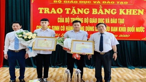 Bộ GD&ĐT tặng Bằng khen cho các học sinh dũng cảm cứu bạn khỏi đuối nước