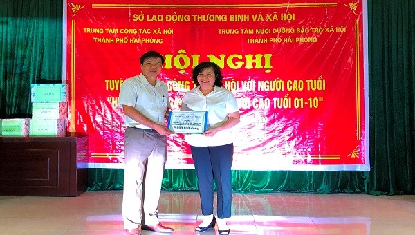 Lãnh đạo BHXH TP Hải Phòng trao quà cho lãnh đạo Trung tâm