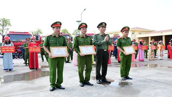 Đại tá Phạm Viết Dũng, Phó Giám đốc CATP Hải Phòng tặng giấy khen 3 tập thể, cá nhân có thành tích tốt trong  tổ chức Hội thi.