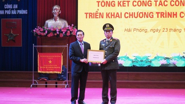 Lãnh đạo TP trao thưởng 100 triệu đồng cho Công an TP.