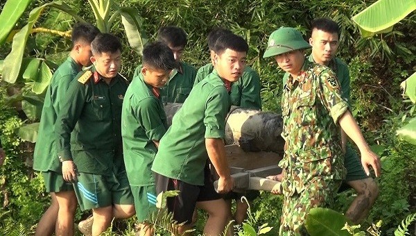 Lực lượng Công binh di chuyển quả bom đảm bảo kỹ thuật và an toàn cho người dân.