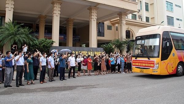 Chia tay các cán bộ, sinh viên lên đường chống dịch tại TP HCM.