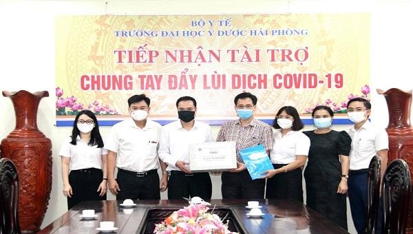 BHXH TP Hải Phòng ủng hộ 50 triệu đồng để Đại học Y Dược Hải Phòng mua sắm thiết bị y tế.