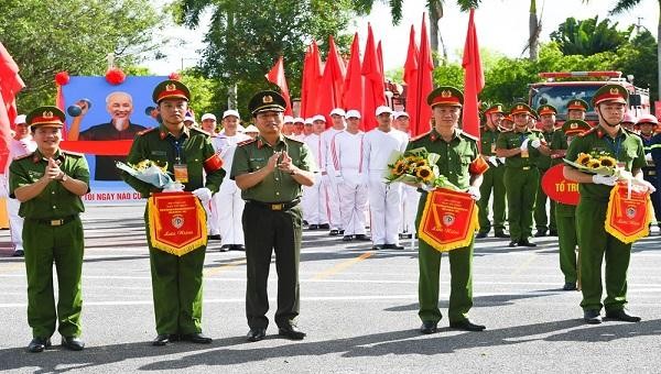 Thiếu tướng Vũ Thanh Chương, Giám đốc CATP TP Hải Phòng tặng cờ lưu niệm các đội tham gia hội thao