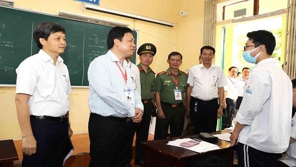 Thứ trưởng Bộ GD&ĐT Nguyễn Hữu Độ kiểm tra công tác chuẩn bị cho Kỳ thi tốt nghiệp THPT năm 2022 tại Hải Phòng