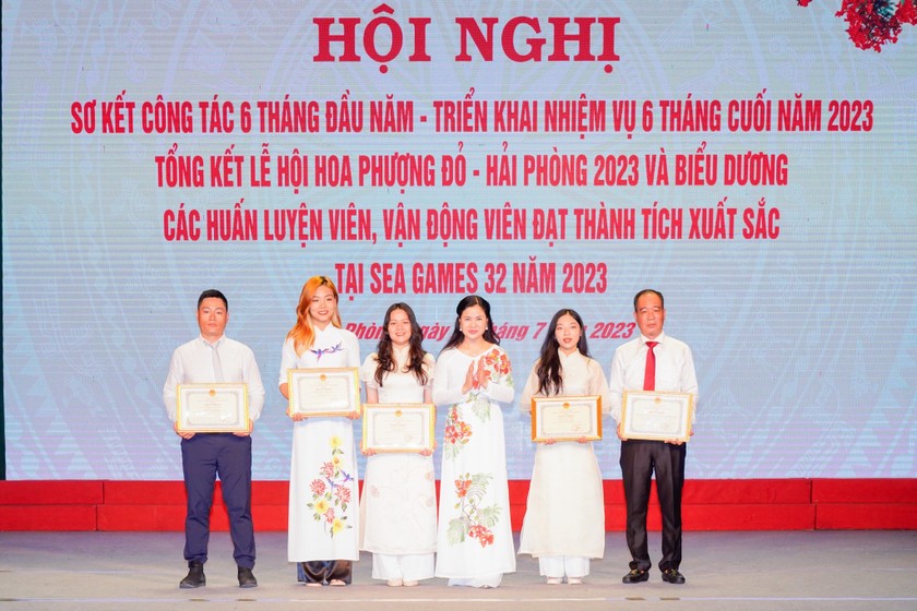 Hải Phòng tặng Bằng khen cho các tập thể, cá nhân có thành tích xuất sắc tại Sea games 32.