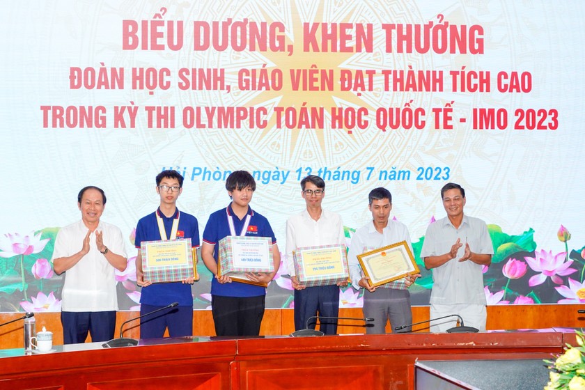 Hải Phòng khen thưởng thầy, trò có thành tích cao tại cuộc thi Olympic Toán quốc tế năm 2023.