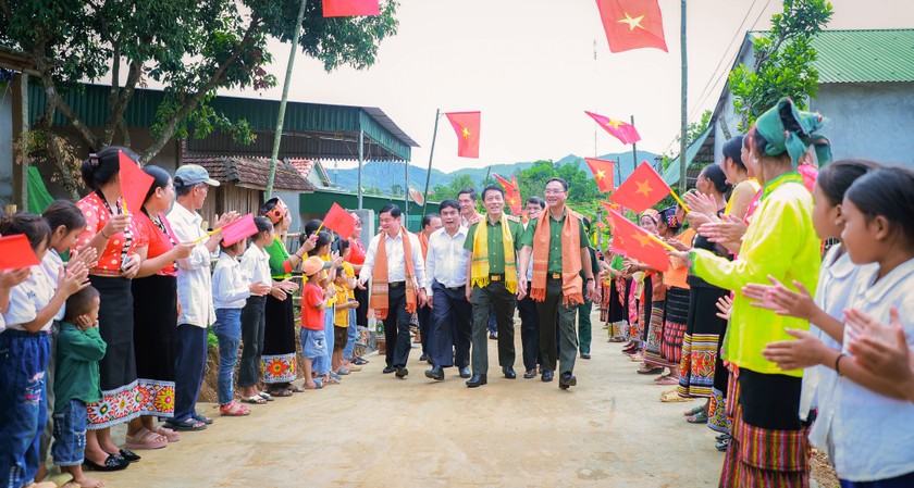 Nhân dân xã Châu Khê, huyện Con Cuông vui mừng chào đón đoàn đại biểu Bộ Công an, tỉnh Nghệ An, Công an tỉnh Nghệ An về khánh thành nhà cho hộ nghèo, hộ khó khăn về nhà ở.