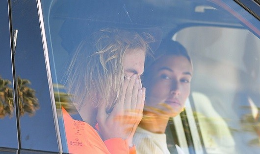 Justin Bieber bật khóc bên vợ vì tình cũ phải nhập viện