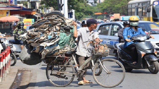 Cực nhọc mưu sinh trong nắng hè thiêu đốt