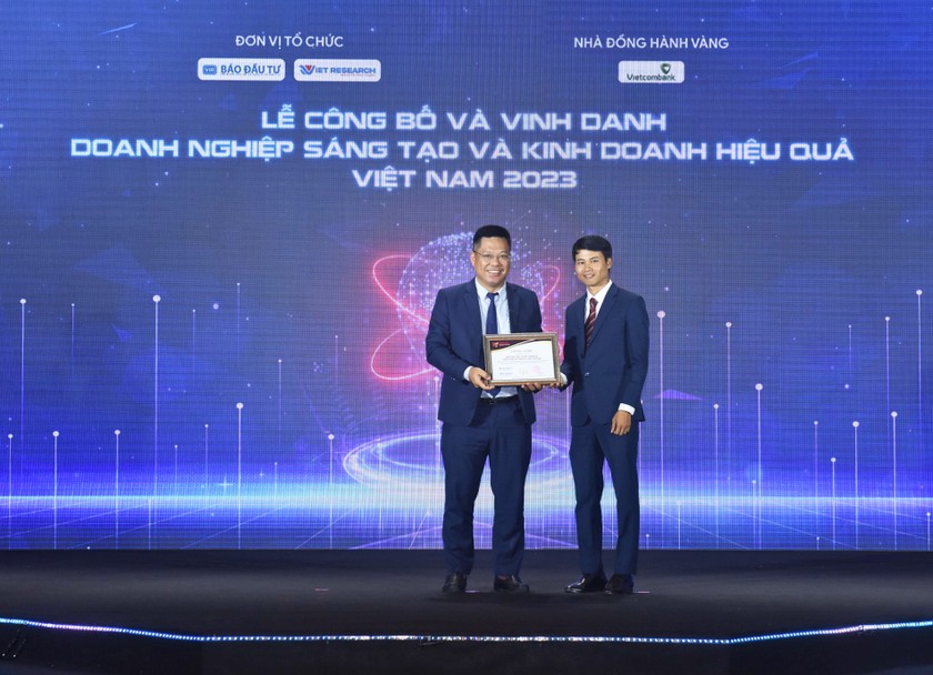 Đại diện Sacombank, ông Nguyễn Việt Hưng - Trưởng Văn phòng Khu vực Hà Nội nhận giải thưởng Top 10 "Doanh nghiệp sáng tạo và kinh doanh hiệu quả ngành Ngân hàng Việt Nam 2023".