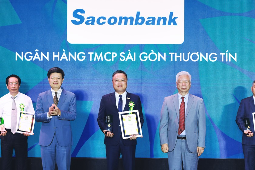 Đại diện Sacombank, ông Trần Anh Việt - Giám đốc Khu vực TP Hà Nội, nhận giải thưởng Thương hiệu mạnh Việt Nam 2024