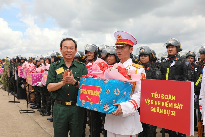 Ông Nguyễn Văn Nên - Ủy viên Bộ Chính trị, Bí thư Thành ủy TP HCM trao quà khích lệ động viên tinh thần lực lượng tham gia diễn tập quà (Ảnh: Công an TP HCM)