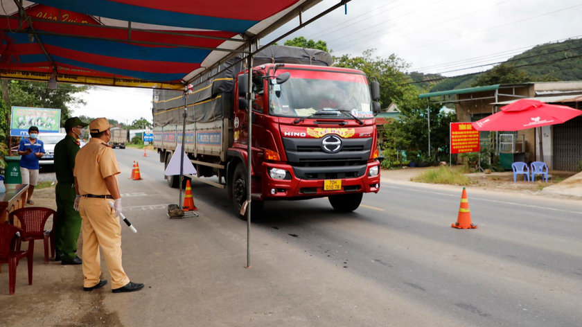 Phương tiện qua chốt kiểm soát dịch bệnh vào địa phận Lâm Đồng.