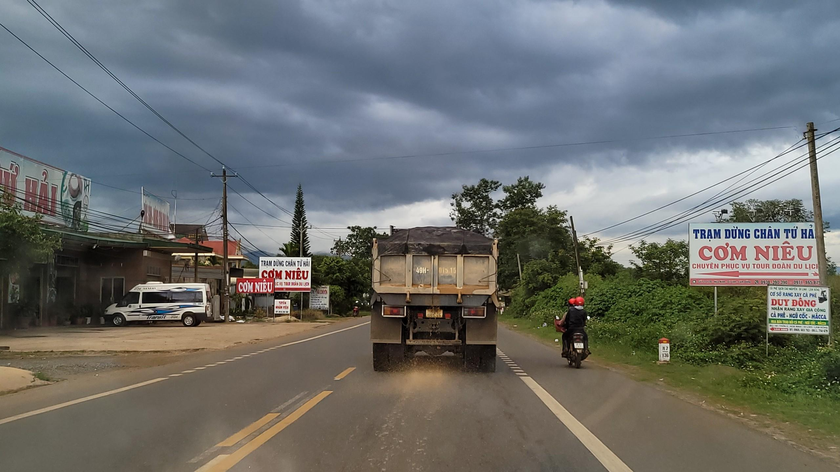 Xe chở cát làm rơi vãi cát trên đường.