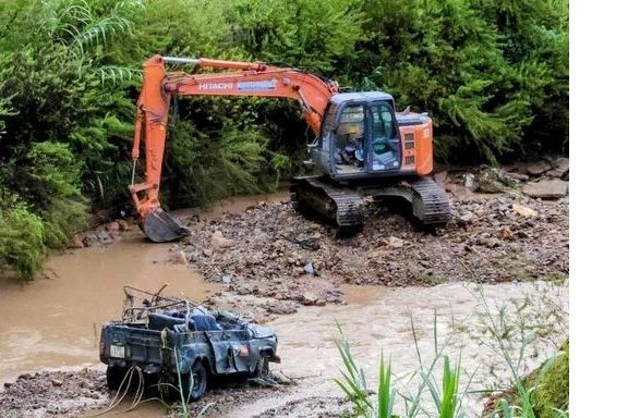 Chiếc xe chở du khách gặp nạn.